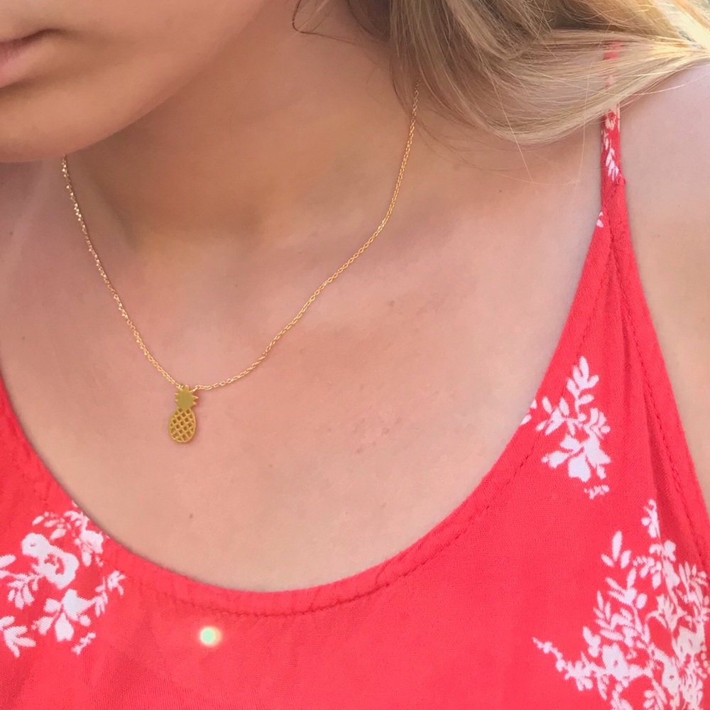 Gold pineapple necklace - Picture 3 of 5